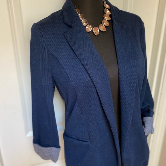 EUC Women’s soft & comfy navy blue blazer size: L - Picture 3 of 3